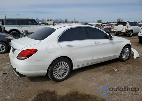 2016 Mercedes-Benz C 300 z USA, uszkodzony, nr VIN 55SWF4JB7GU171242